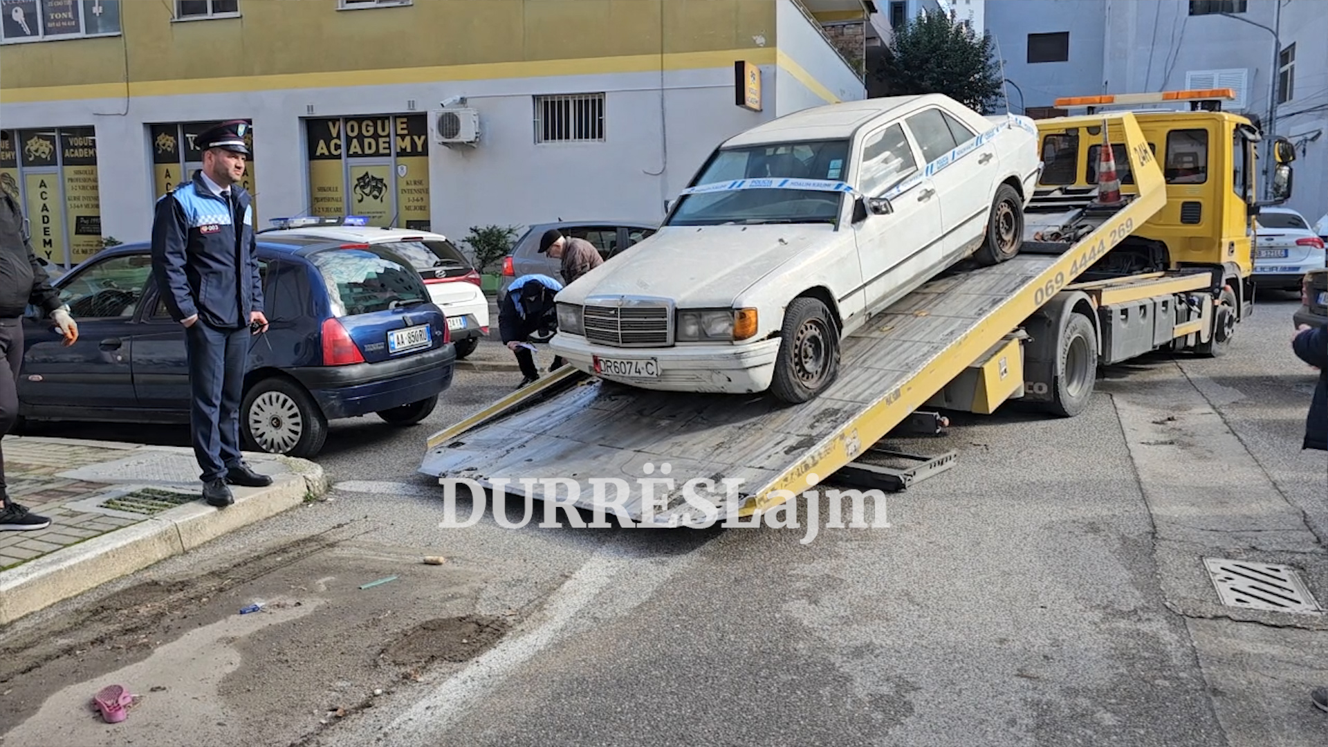 Durrës, nis largimi i mjeteve të braktisura nga rrugët e qytetit (VIDEO)