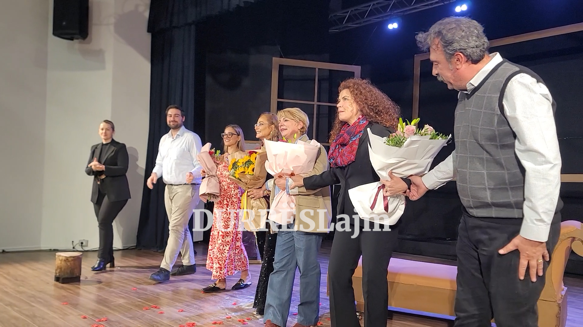 Premiera e dramës &#8220;Gruaja me sirtarë&#8221; emocionon publikun durrsak (VIDEO)
