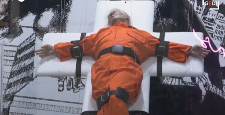 I lidhur në një kryq dhe me uniformën e të burgosurit, skulptura prej dylli e Trump