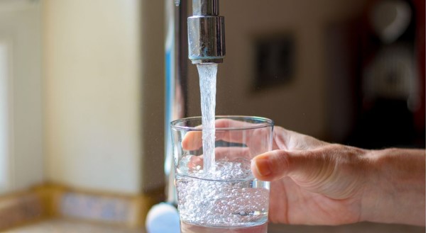 Rreziqet që vijnë nga uji me klor i rubinetit, kujdesi që duhet të tregoni