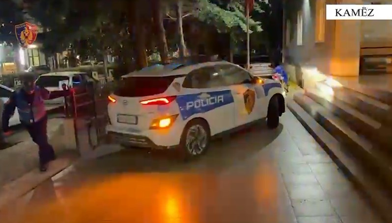 EMRI/ Lëvizte me armë zjarri me vete, arrestohet 34-vjeçari, Policia sekuestron pistoletën me krehër dhe fishekë