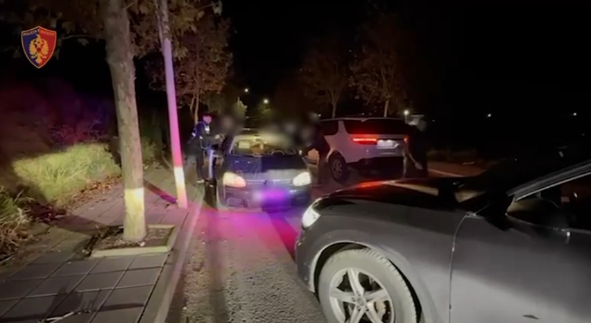 Kishin fshehur drogën poshtë timonit të makinës, arrestohen tre të rinj, akuzohen për shpërndarje të lëndëve narkotike