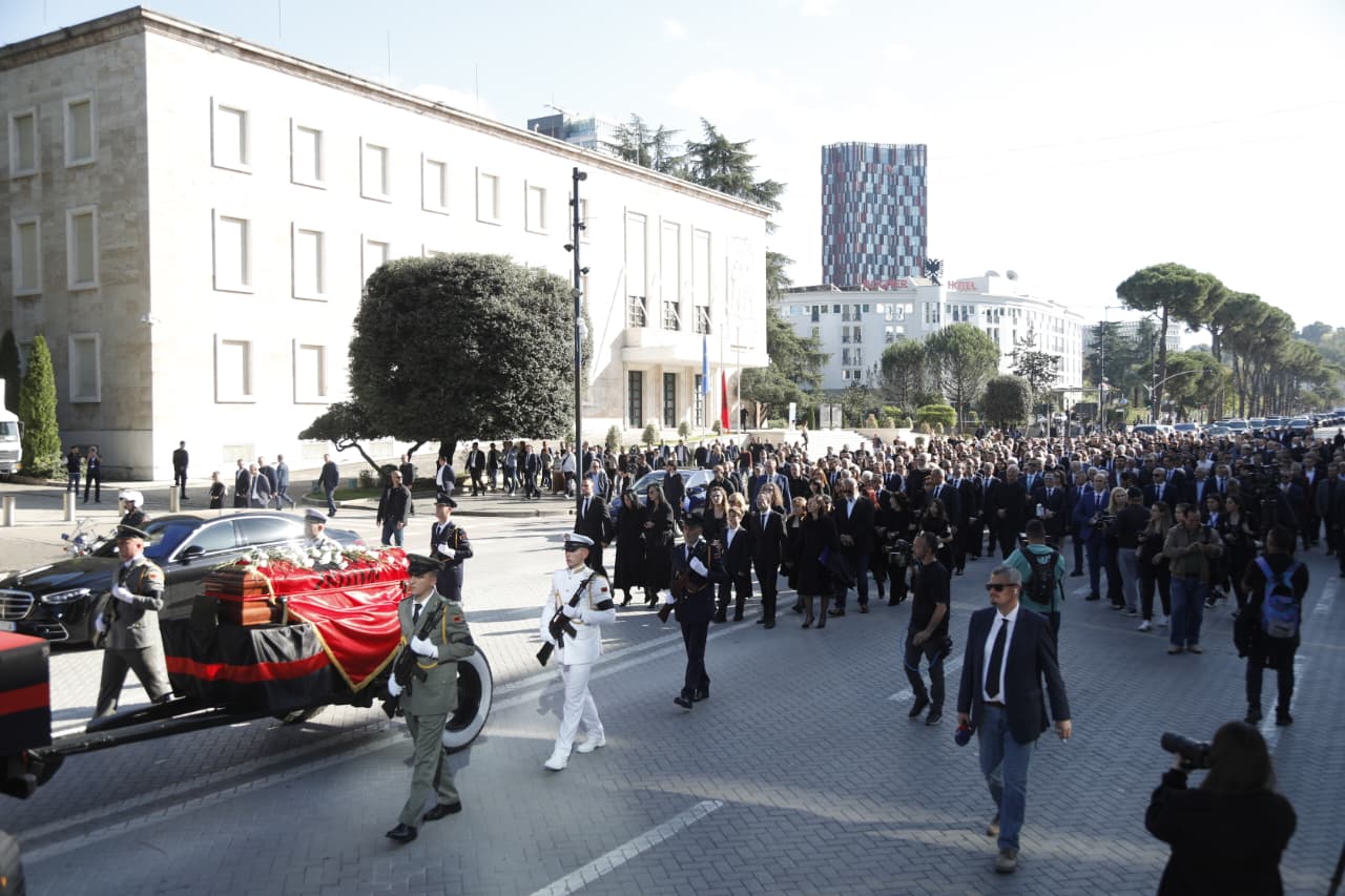 Fatos Nanos i jepet lamtumira e fundit me tingujt e këngës legjendare të Frank Sinatra