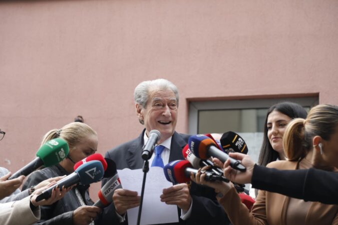 “Desh u zhvesh në Parlament”, Berisha: ‘Uluziu’ ka marrë dy kostume nga Altin Hajri