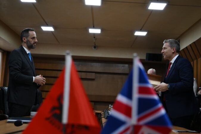 Gjuha e urrejtjes ndaj shqiptarëve, Lamallari takon ministrin britanik: Stereotipet janë të padrejta