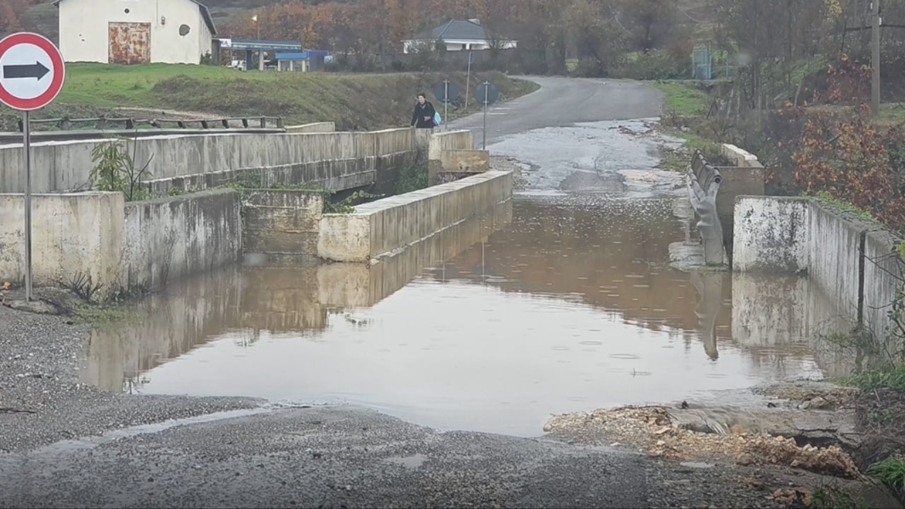 Moti i keq shkakton probleme me rrugët nacionale, aksi Burrel – Rrëshen gati i pakalueshëm