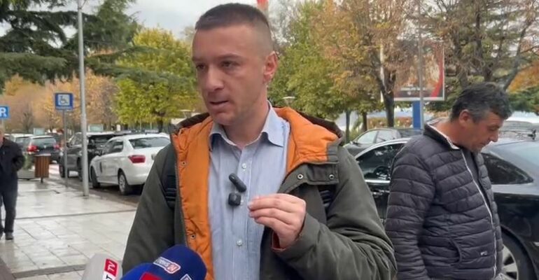 Sherri në Këshillin Bashkiak, qytetari që u konfliktua me këshilltarin: U ngrit dhe na kërcënoi!