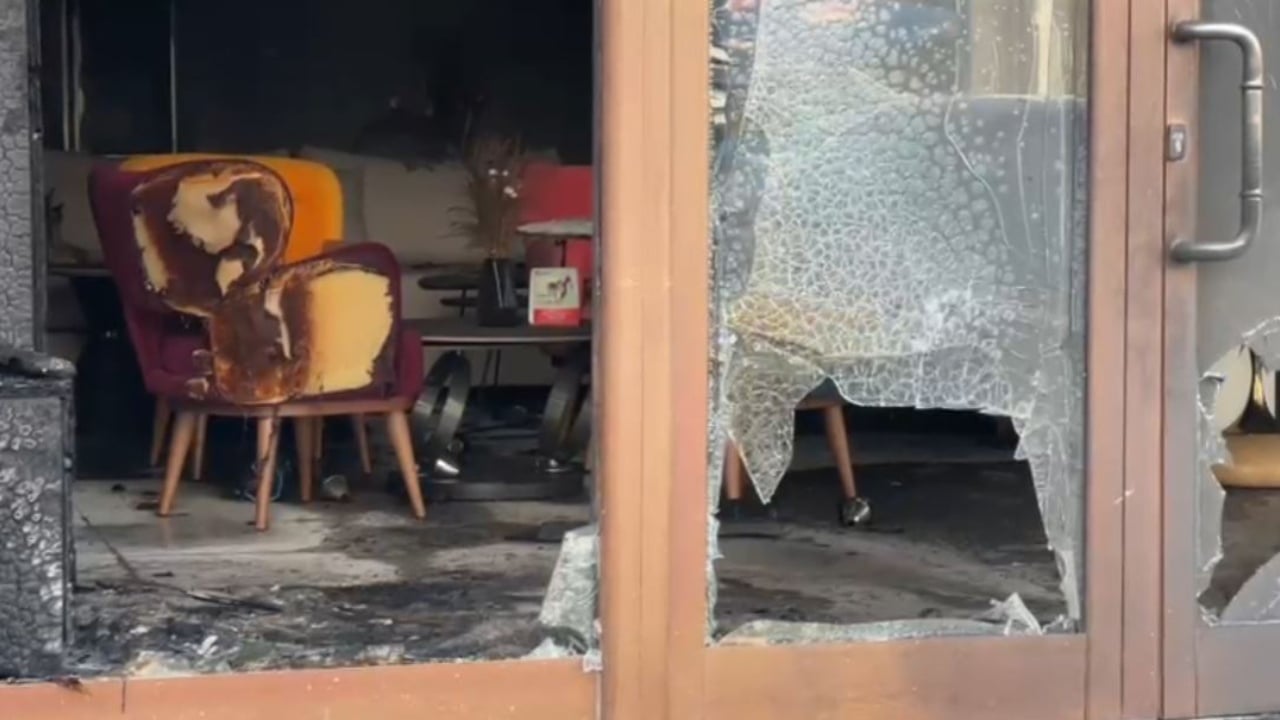 Zjarr në një mobilieri, digjet kati i parë i objektit