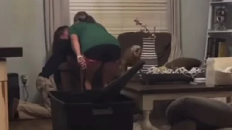 Pamje të rënda/ 44-vjeçarja rreh dhjetëra herë me rrip, e tërheq nga flokët dhe përplas nga flokët djalin e mitur