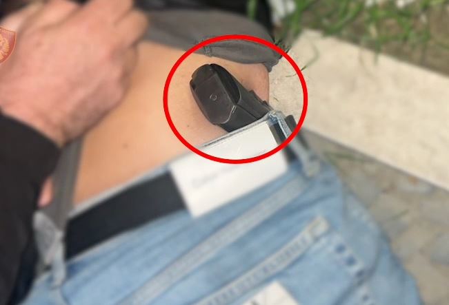 Lëvizte me pistoletë automatike me vete, arrestohet 33-vjeçari