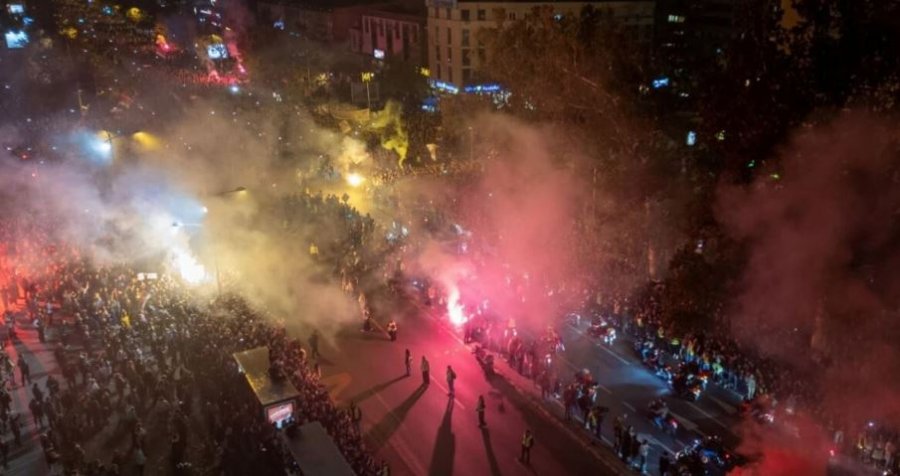 Një vit nga tragjedia në Novi Sad, mijëra studentë bllokojnë rrugët në Serbi