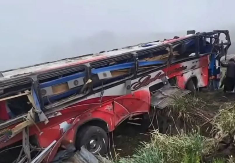 Aksident tragjik në Ekuador, autobusi del nga rruga dhe bie në greminë! Të paktën 21 të vdekur dhe 40 të plagosur