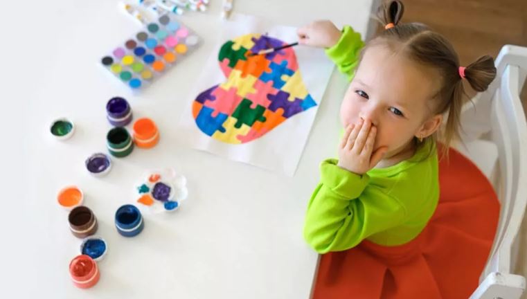 A mund ta shkaktojë mikrobioma e zorrëve autizmin? Ja çfarë tregojnë studimet e reja