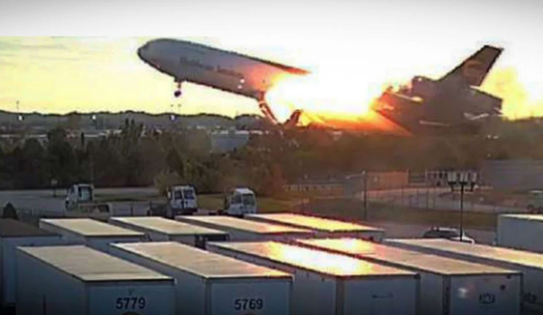 Pamje tronditëse/ Momenti kur motori i avionit shpërthen në ngritje