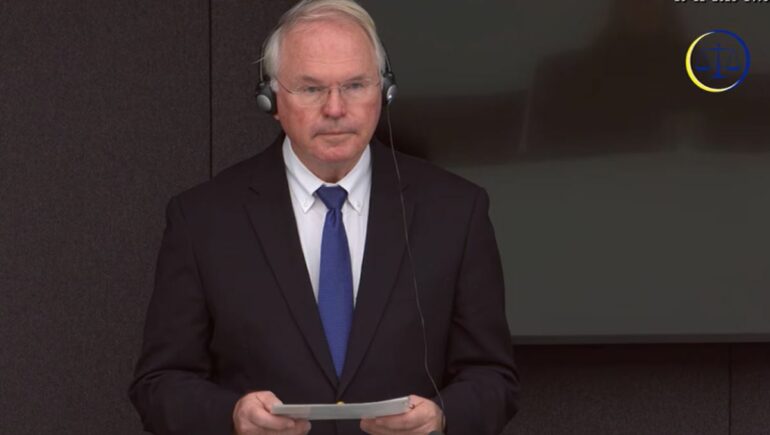 Vijon në Hagë dëshmia e ish të dërguarit të SHBA në Kosovë gjatë luftës, Christopher Hill: Nuk e dinim kush i lëshonte komunikatat e UÇK-së