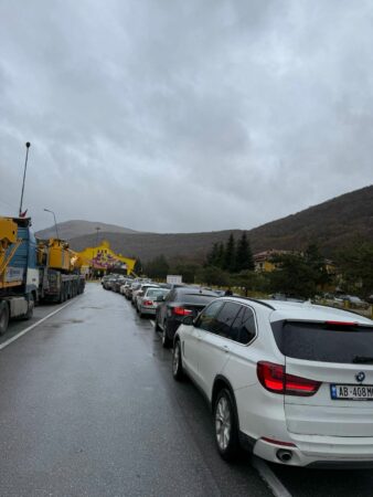Festat 28-29 Nëntori/ Fluks automjetesh në Kapshticë
