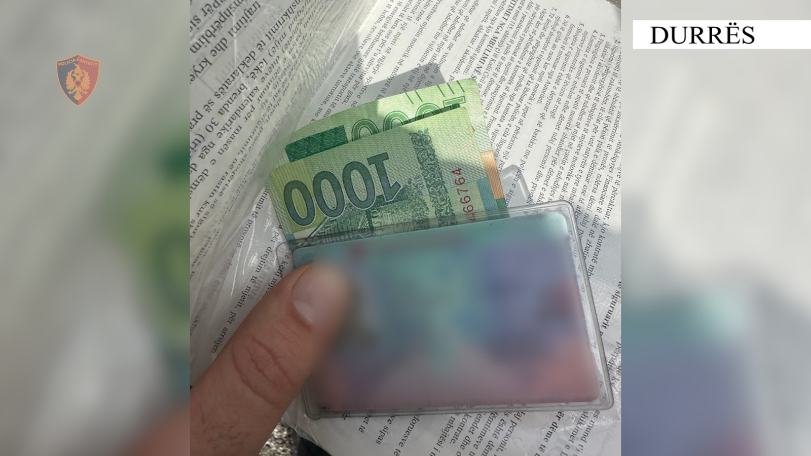 Durrës, tentoi të korruptonte policin rrugor me 2000 lekë, përfundon në telashe 65-vjeçari