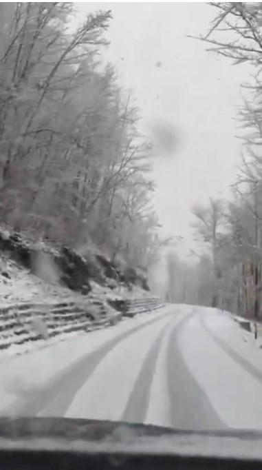 Pas reshjeve të shiut, nis dëbora në veri të vendit