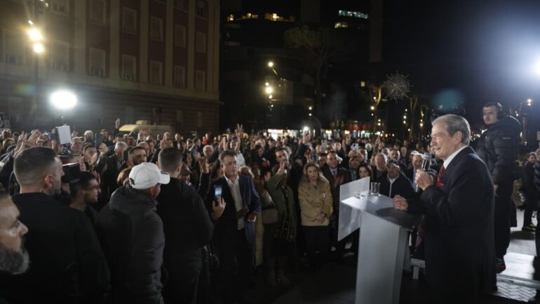 Rrugët që bllokohen në kryeqytet prej protestës para kryeministrisë, policia del me njoftim zyrtar