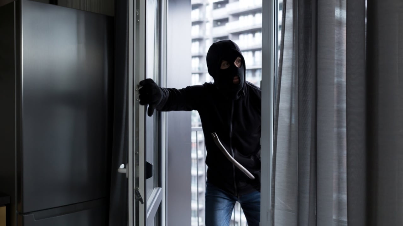 Hajduti bie nga çatia, pronari i shtëpisë i jep ndihmën e parë