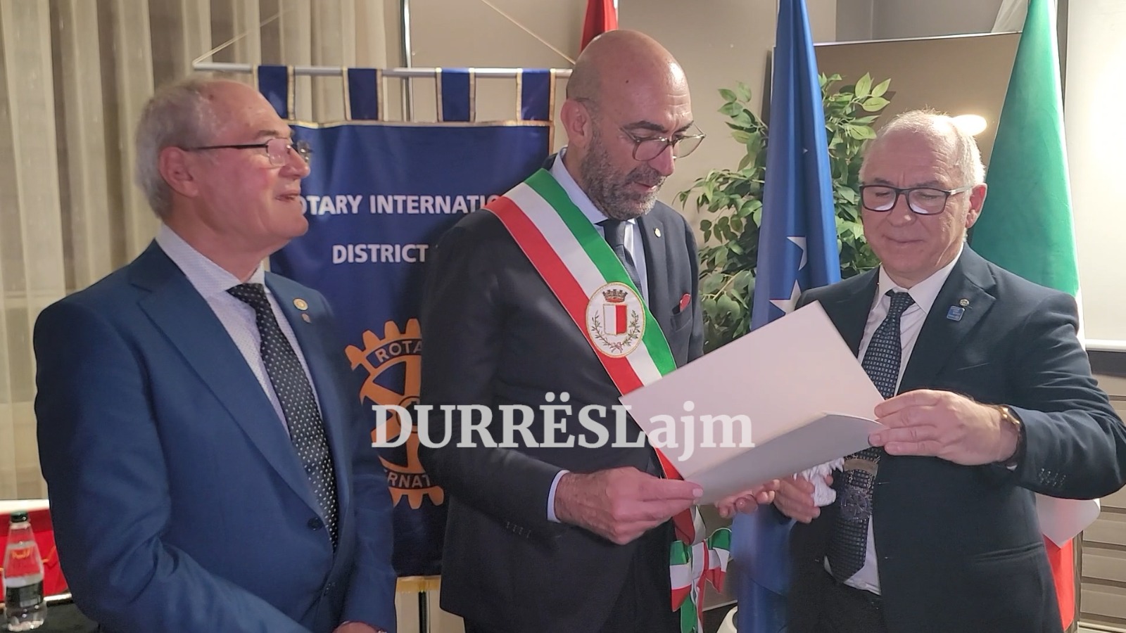 Kryebashkiaku i Barit shpallet anëtar nderi i Klubit Rotarian të Durrësit (VIDEO)