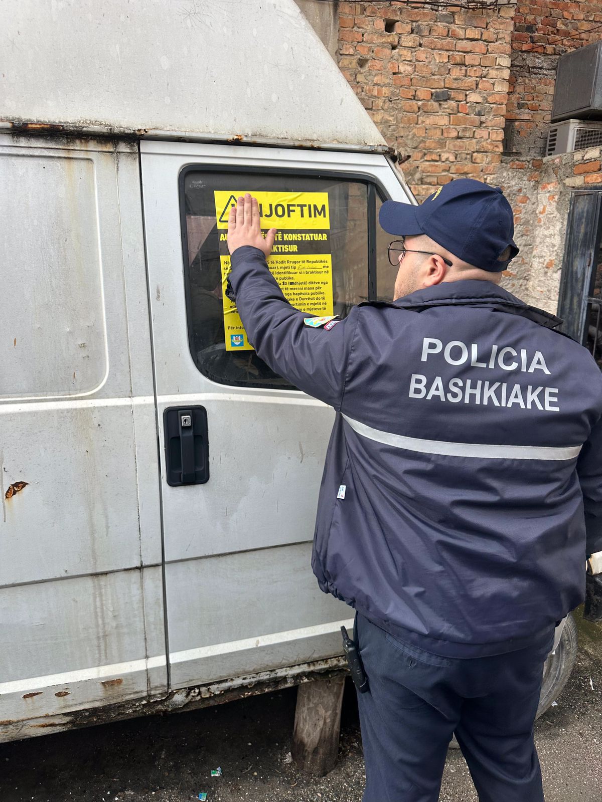 Makinat e braktisura në Durrës, Policia Bashkiake u vendos afat drejtuesve të tyre për largimin nga hapësirat publike