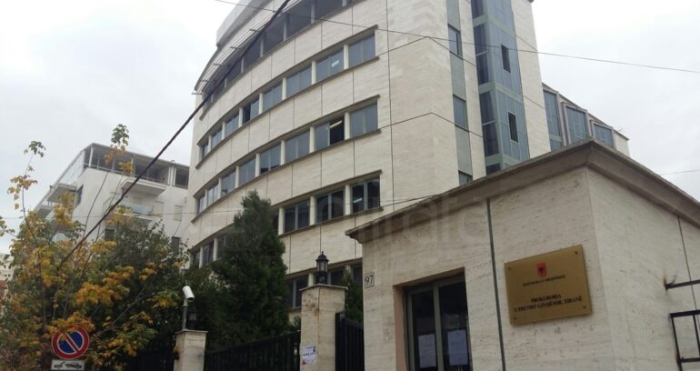 Vrau djalin pas konfliktit banal, Prokuroria e Tiranës dërgon në gjyq 74-vjeçarin