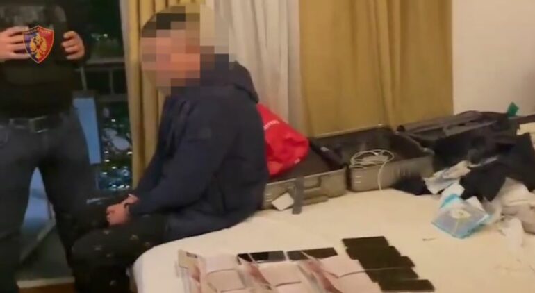 Mashtronin qytetarët përmes faqeve të rreme të Postës Shqiptare, arrestohen dy kinezët në Tiranë