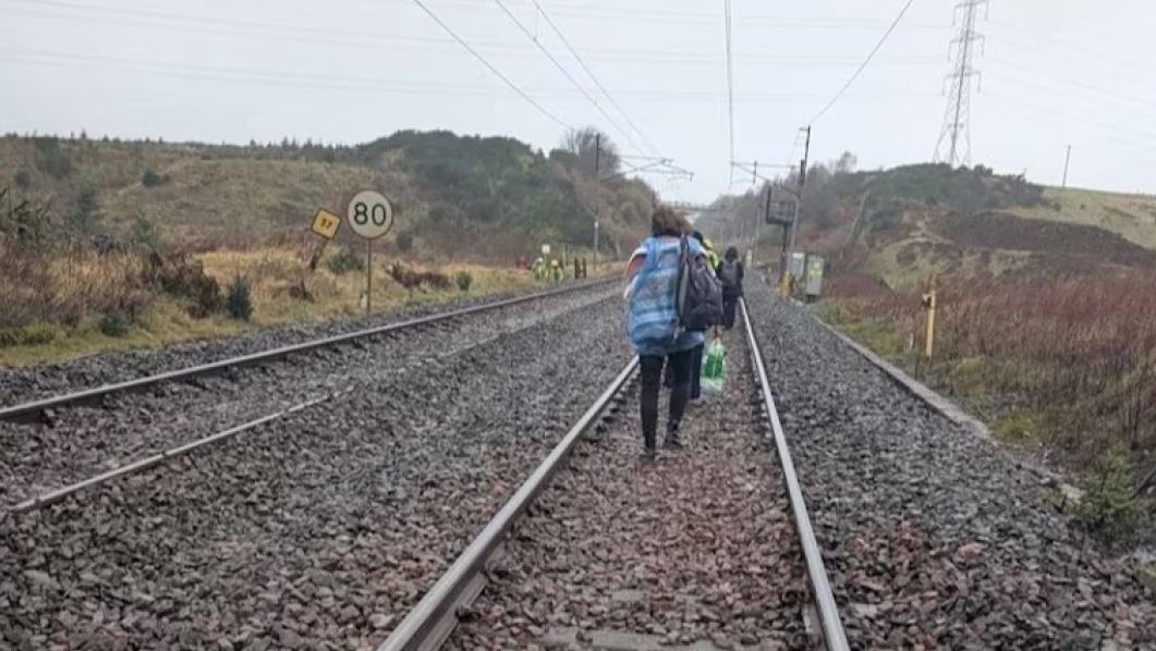 Treni i linjës Glasgou-Londër me 130 pasagjerë del nga shinat, ja për çfarë flasin raportimet e para