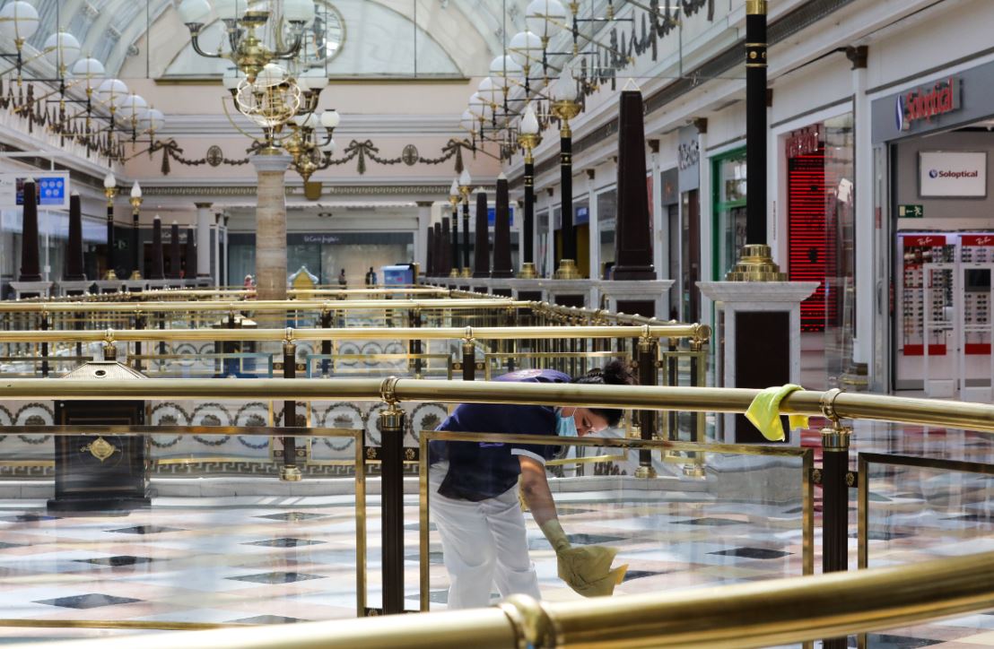 Shqiptari ul automatin, hyn nga çatia dhe grabit 1 mln euro bizhuteri nga dyqani më luksoz në Madrid!