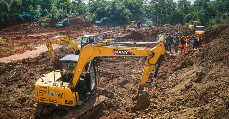 VIDEO/ Rrëshqitje masive dheu në Indonezi pas shirave të rrëmbyeshëm, 18 të vdekur