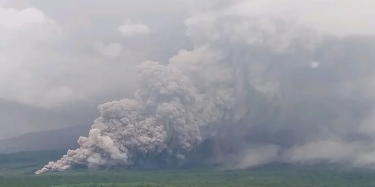 Shpërthen vullkani Semeru në Indonezi, evakuohen qindra banorë