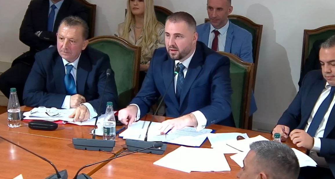 “Qelitë e VIP-ve në Durrës si dhoma hoteli”/ Qose i përgjigjet deputetit Kapri: Krevatet, brenda standardeve! Ushqimi nga jashtë&#8230;