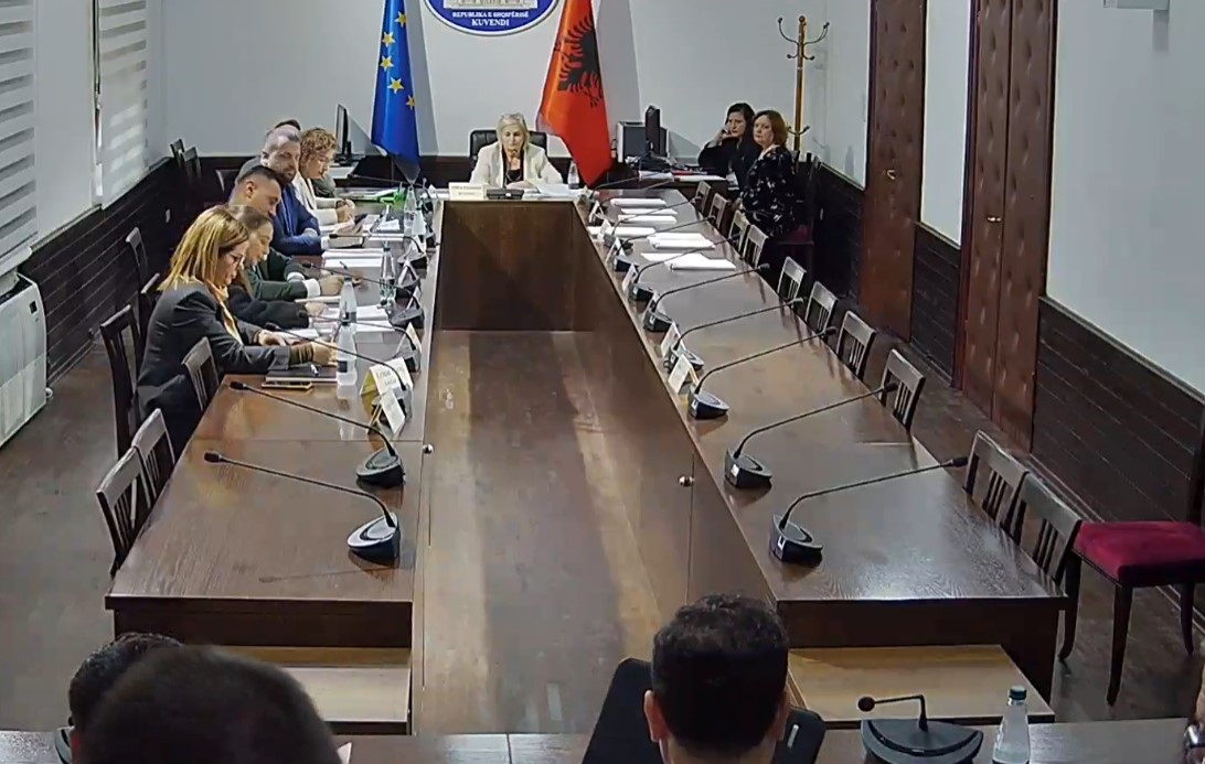 Ministri i Financave prezanton projektbuxhetin 2026 në Komisionin e Ekonomisë, opozita bojkoton mbledhjen