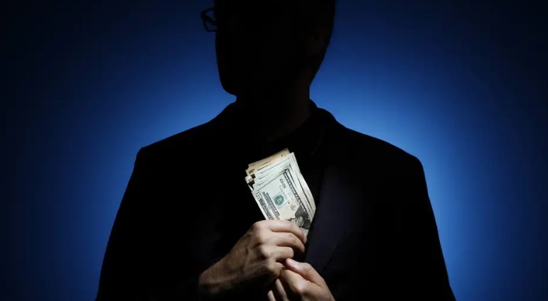 Skandali i korrupsionit në Ukrainë që çoi në dorëheqjen e dy ministrave, si u zbulua skema e pastrimit të parave në sektorin e energjisë. Në krye të bandës bashkëpunëtori i…