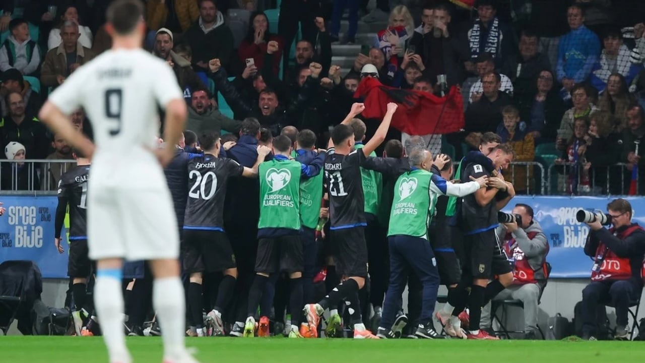 Tifozët sllovenë i marrin simbolet tifozëve të Kosovës për t’i shkelur me këmbë