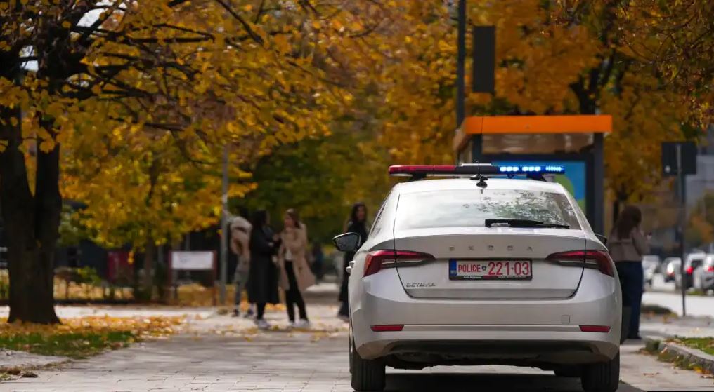 Tentoi të vriste gruan me sëpatë, arrestohet bashkëshorti