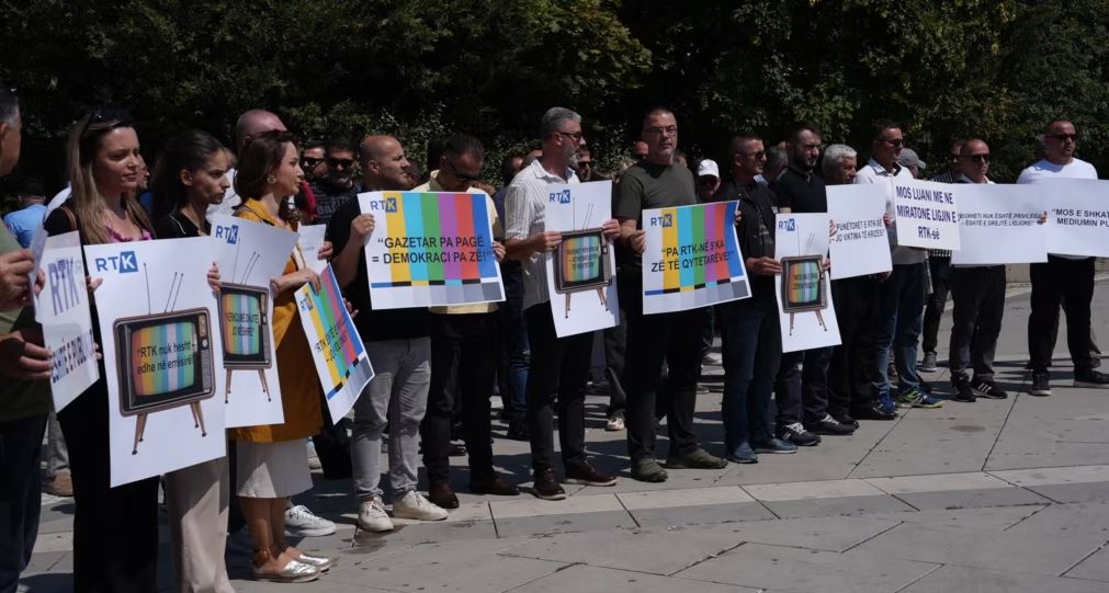 Kosovë, punëtorët e RTK-së protestojnë për pagat, paralajmërojnë grevë