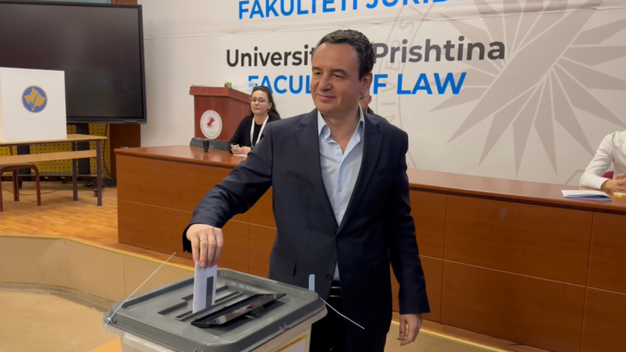 Raundi i dytë i zgjedhjeve lokale në Kosovë/ Voton Albin Kurti: Është një ditë e mirë për demokracinë