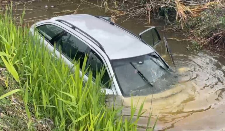 Përplasen dy automjete, njëri përfundon në kanal