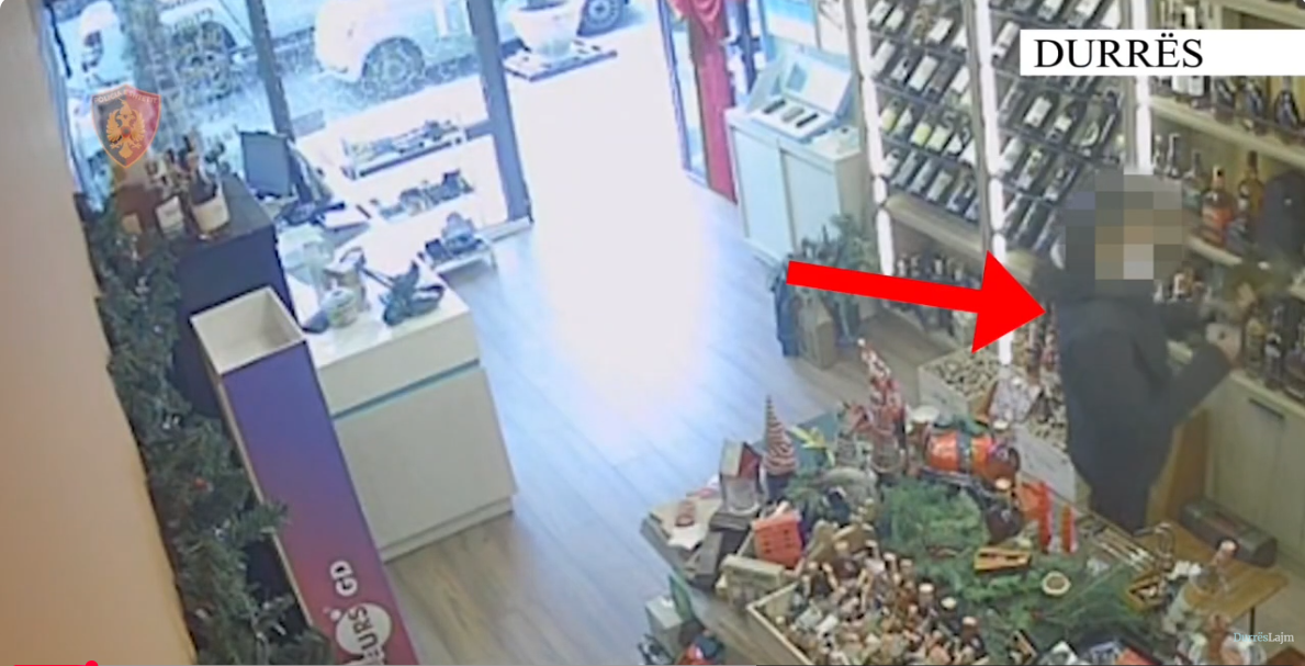 Durrës/ Kapet 22-vjeçari që thyen xhamat e makinave dhe tabakinove, vodhi plot 5 mijë euro (VIDEO)
