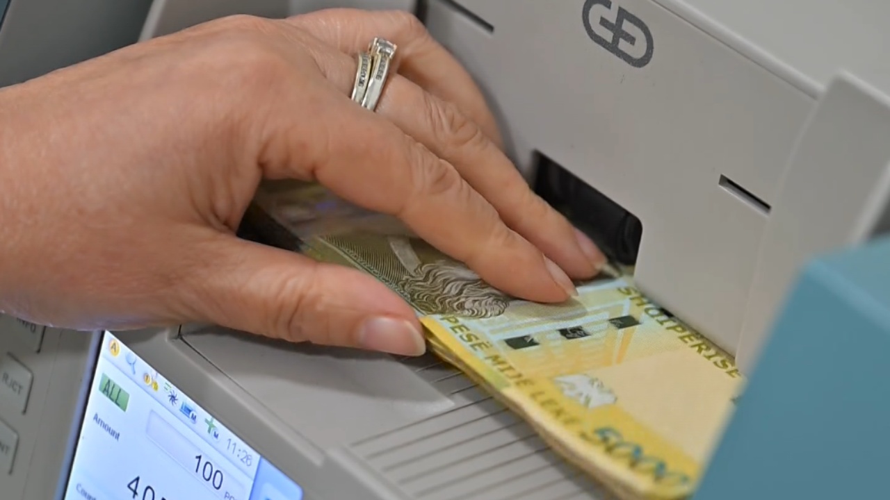 Pagesa cash në 60 mijë lekë, Shoqata e Bankave: Propozimi ynë për individët, vlera në pr/ligjit më e lartë se rajoni