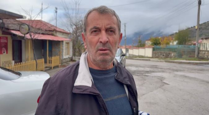 U gjet i pajetë në kangjellat e murit rrethues të një banese, viktima ishte kthyer në fshat pas divorcit. Rrëfehen banorët: Pinte raki