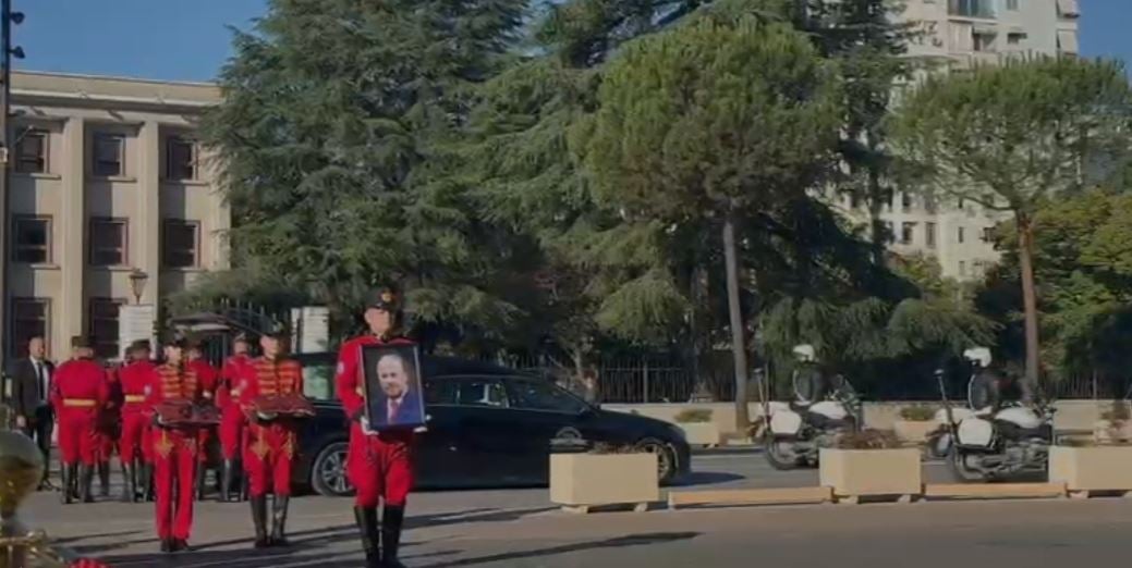 Mbërrin në Pallatin e Kongreseve arkmorti me trupin e ish-kryeministrit Fatos Nano