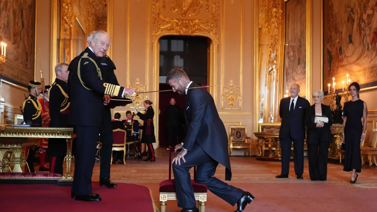 Mesfushori legjendar i Anglisë merr zyrtarisht titullin e kalorësit nga Mbreti Charles, tani quhet “Sir” David Beckham