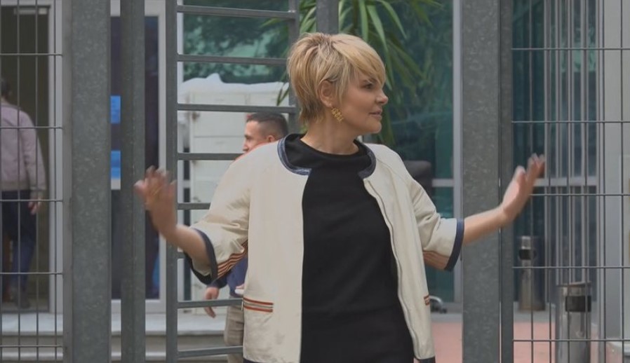 Monika Kryemadhi paraqitet në SPAK me look të ri, batuta me gazetarët