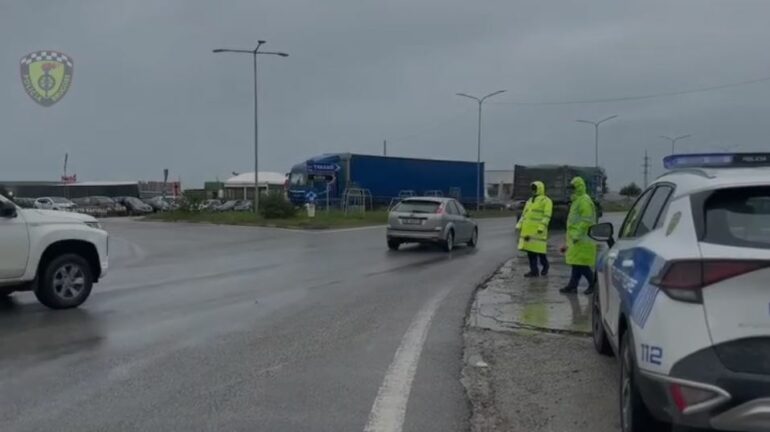 Moti i keq/ Policia apel drejtuesve të mjeteve: Respektoni rregullat e qarkullimit