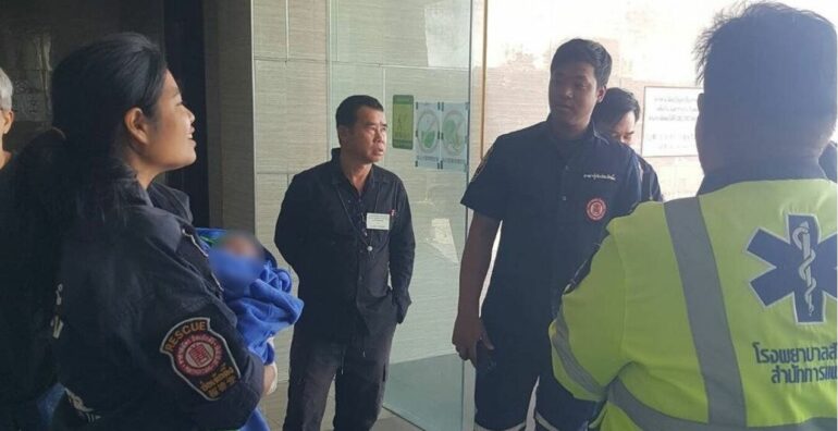 Foshnja e porsalindur gjendet e gjallë në tualet në Tajlandë, pastruesja e dëgjoi duke qarë në…