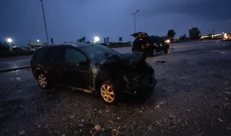 Përplasen dy makina në aksin Lushnjë-Rrogozhinë, një nga mjetet shpërthen në flakë
