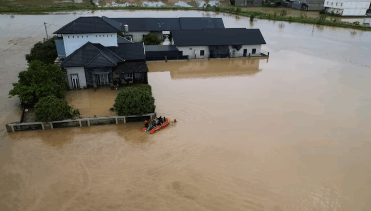 Rreth 700 viktima nga përmbytjet në Azi